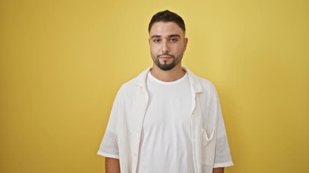 Jeune Homme Arabe Optimiste Avec Sourire Confiant Debout Pointant Sur — Video