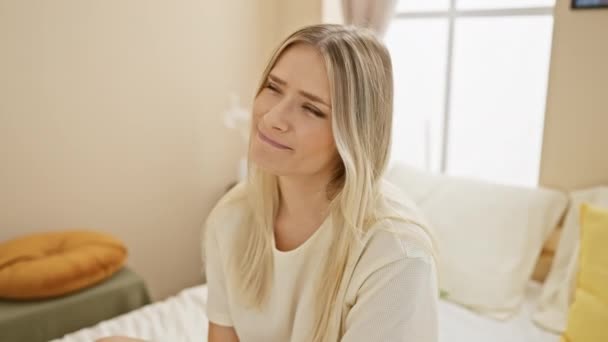 Веселая Молодая Блондинка Пижаме Погруженная Мысли Расслабляясь Удобной Кровати Уверенно — стоковое видео