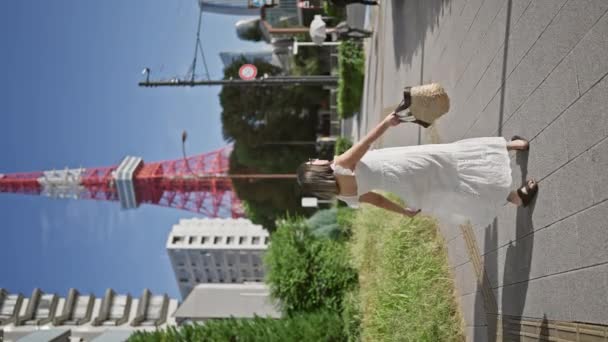 Spontaniczny Spin Piękna Okularów Latynoska Kobieta Wiruje Sukience Wokół Tokio — Wideo stockowe