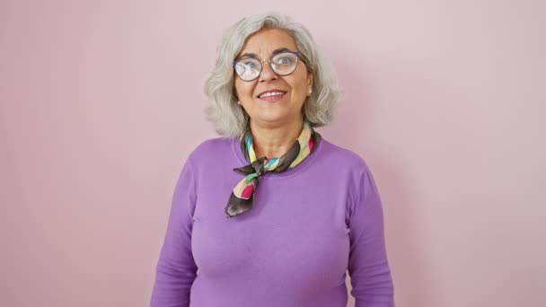 Ουπς Μεσήλικη Γκριζομάλλα Γυναίκα Που Φοράει Γυαλιά Και Στέκεται Μετανιωμένη — Αρχείο Βίντεο