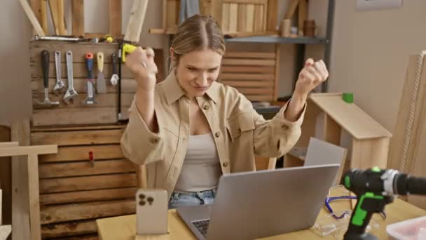Furios Blonda Merge Nuci Atelierul Tâmplărie Strigând Țipând Furie Laptop — Videoclip de stoc