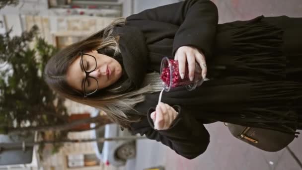 Woman Eats Pomegranate Seeds Istanbul Street Illustrating Tourism Urban Life — Stock Video