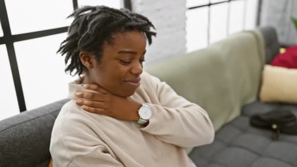 Mulher Negra Jovem Com Dreadlocks Dor Sentado Casa Com Uma — Vídeo de Stock