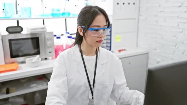 Młody Piękny Chiński Naukowiec Doświadcza Bolesnego Bólu Brzucha Laboratorium Walki — Wideo stockowe