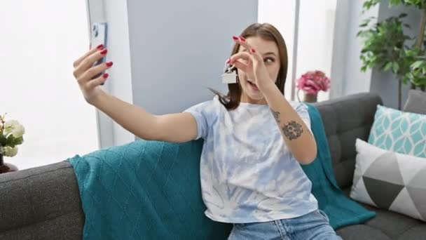 Šťastná Mladá Žena Vezme Selfie Klíči Domu Moderním Obývacím Pokoji — Stock video