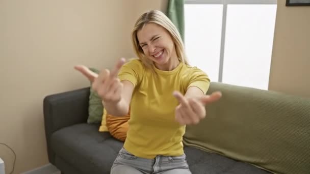 Angry Blonde Woman Throwing Fuck You Sign Home Showcasing Her — Vídeo de Stock
