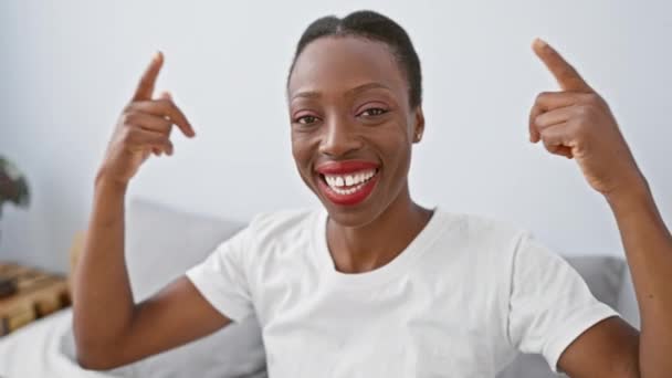 Mulher Americana Africana Alegre Deitada Confortavelmente Cama Apontando Para Cabeça — Vídeo de Stock