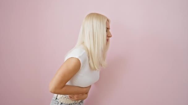 Junge Blonde Frau Die Vor Rosa Isoliertem Hintergrund Steht Und — Stockvideo