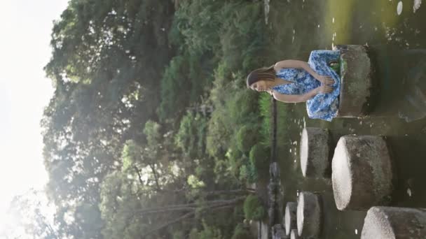 Güzel Bir Spanyol Kadın Taştan Bir Yolda Oturuyor Doğanın Yeşil — Stok video