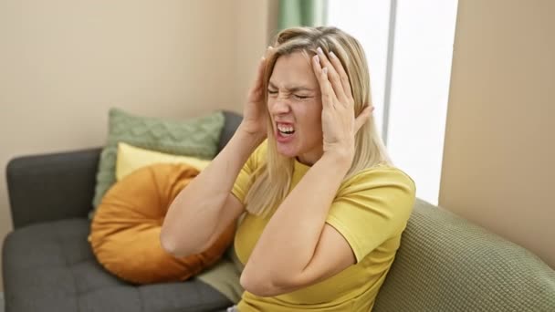 Mujer Rubia Joven Estresada Que Sufre Una Migraña Dolorosa Casa — Vídeos de Stock