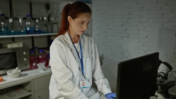 Młoda Kobieta Naukowiec Fartuchu Doświadczają Bólu Pleców Wewnątrz Laboratorium Stojąc — Wideo stockowe