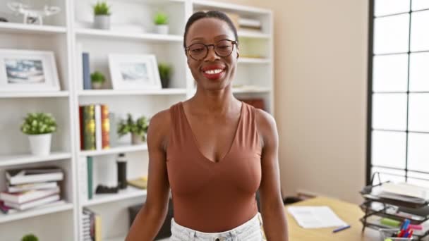 Sebevědomá Afroameričanka Úsměvem Těší Úspěch Profesionálním Pracovišti Stojí Jako Šťastný — Stock video