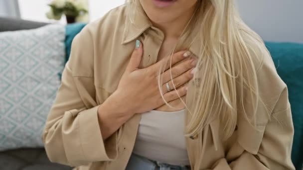 Attraktive Junge Blonde Frau Die Einen Herzinfarkt Erleidet Sitzt Qualvoll — Stockvideo