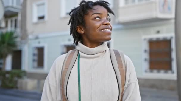 Afrikansk Amerikansk Kvinna Med Dreadlocks Leende När Går Urban Stadsgata — Stockvideo