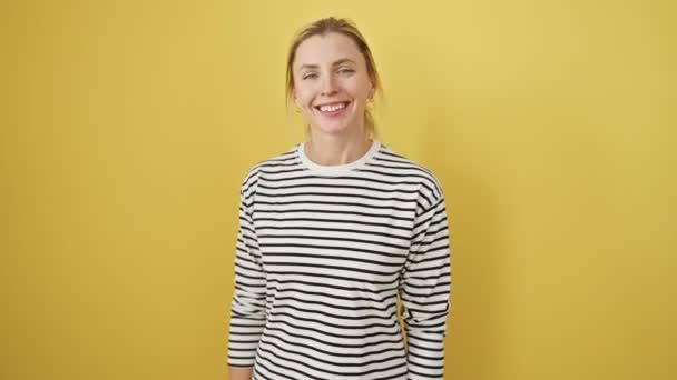 Lächelnde Kaukasierin Gestreiften Hemd Posiert Vor Einer Leuchtend Gelben Wand — Stockvideo