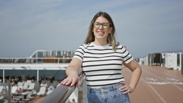 Glimlachende Jonge Vrouw Bril Gestreept Shirt Een Cruiseschip Dek Met — Stockvideo