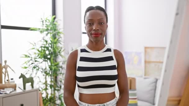 Artiste Afro Américaine Confiante Debout Avec Les Bras Croisés Souriant — Video