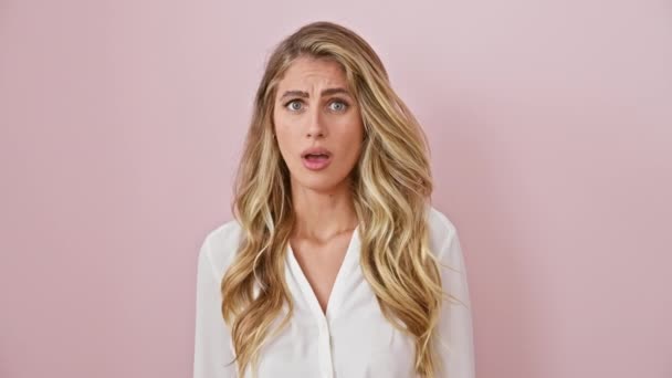 Mladá Krásná Blondýna Košili Stojící Nad Růžovým Izolovaným Pozadím Vykukuje — Stock video