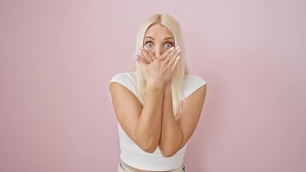 Schockierte Junge Blonde Frau Die Irrtümlich Ihren Mund Bedeckte Und — Stockvideo