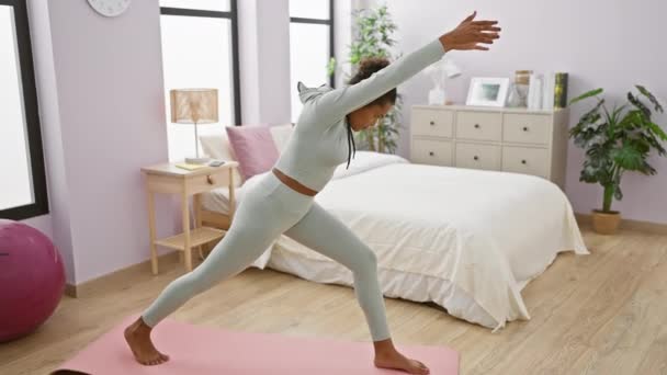 年轻女子在宽敞的卧室里练习瑜伽 有着现代的审美气质 流露出健康和宁静 — 图库视频影像