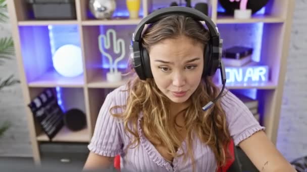 Zelfverzekerde Glimlachende Jonge Mooie Spaanse Vrouw Streamer Spreken Terwijl Het — Stockvideo