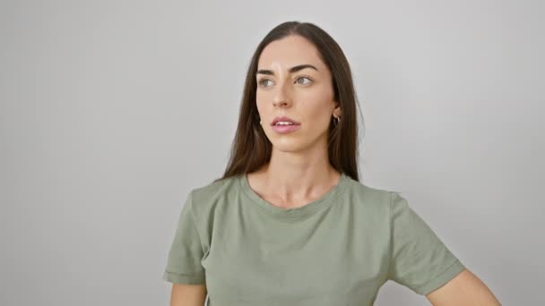 Hovsa Ung Smuk Spansktalende Kvinde Afslappet Tøj Slår Panden Huske – Stock-video