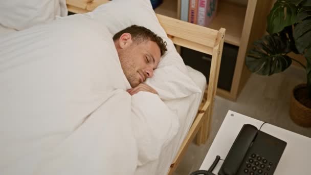 Bir Adam Yatakta Dinlenir Sonra Modern Yatak Odasında Bir Telefona — Stok video