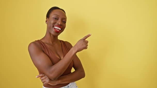Радостная Африканская Американка Уверенно Указывая Сторону Дружелюбной Улыбкой Стоя Изолированном — стоковое видео