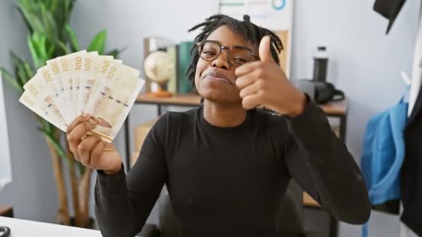 Крутая Молодая Черная Женщина Дредами Улыбающаяся Позитивная Держащая Офисе Банкноты — стоковое видео