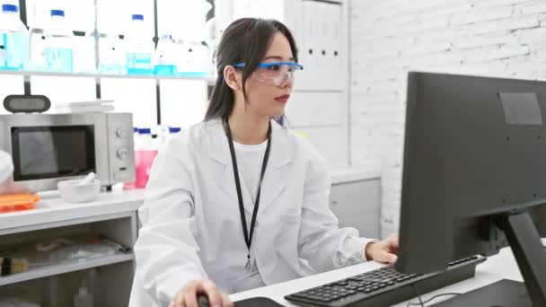 讨厌的中国年轻女科学家在实验室里遇到了无法忍受的臭味 难闻的气味激起了强烈的反感和不快的表情 — 图库视频影像