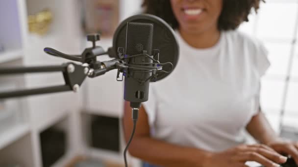 非洲裔美国妇女在音乐工作室录音 — 图库视频影像