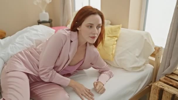 Spokojna Młoda Ruda Kobieta Relaksuje Się Przytulnej Sypialni Wypełnionej Kolorowymi — Wideo stockowe