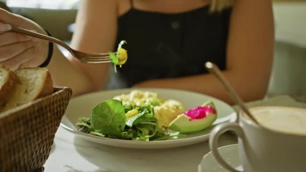 Молодая Женщина Ужинает Одна Уютном Кафе Наслаждаясь Здоровой Едой Солнечным — стоковое видео