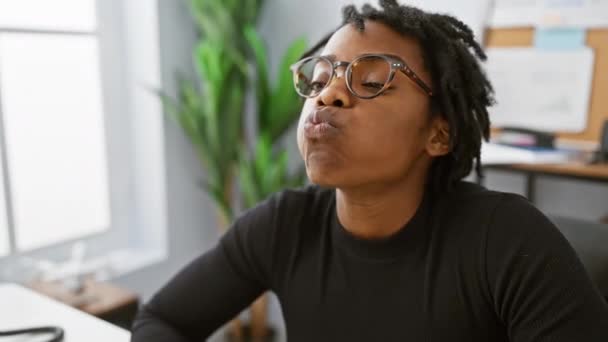 Hilarische Jonge Zwarte Vrouw Kantoor Werken Aan Laptop Met Dreadlocks — Stockvideo