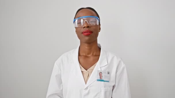 身穿制服的快乐的非洲女科学家 手拉手地表示谢意 对孤立的白人背景容光焕发地微笑 体现了健康的骄傲 — 图库视频影像