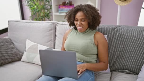 Afrikansk Amerikansk Kvinna Använder Laptop Soffan Inomhus — Stockvideo