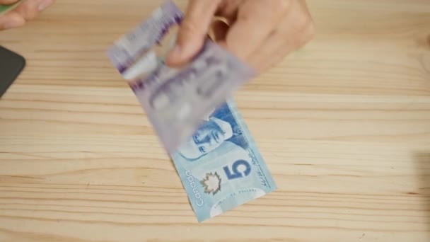 Рука Рахує Канадські Долари Дерев Яній Поверхні Зображує Фінанси Столярній — стокове відео