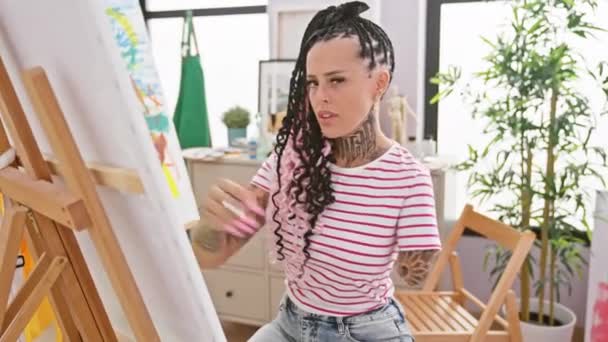 Nervös Och Skeptisk Latinamerikansk Kvinna Konstnär Amputerad Rynkar Pannan Upprörd — Stockvideo