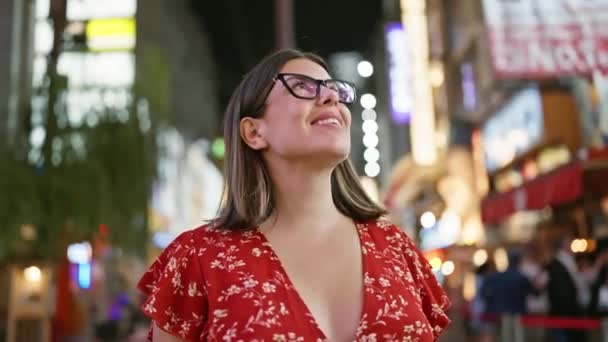 Confiada Despreocupada Una Hermosa Mujer Hispana Con Gafas Está Disfrutando — Vídeos de Stock