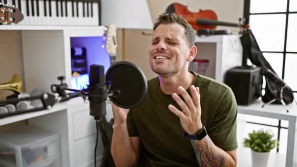 Cantor Masculino Apaixonado Gravando Emotivamente Música Ambiente Moderno Estúdio Casa — Vídeo de Stock
