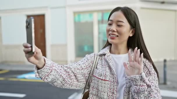 Una Joven Asiática Sonriendo Mientras Toma Una Selfie Una Calle — Vídeos de Stock