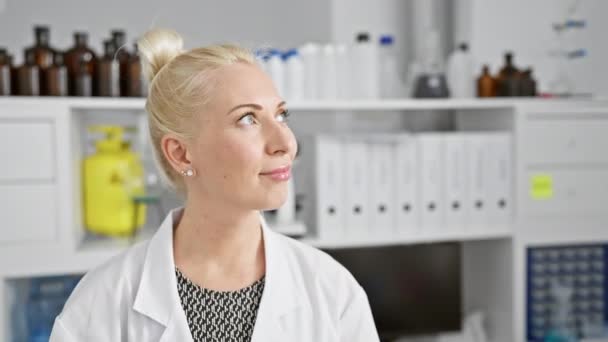 Glückliche Junge Blonde Wissenschaftlerin Selbstbewusst Stehend Lächelnd Während Sie Labor — Stockvideo