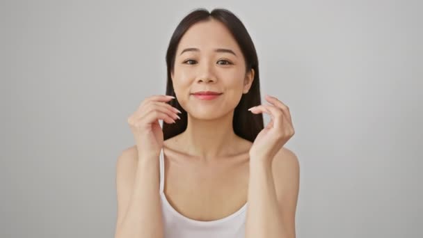 Piękna Młoda Azjatka Radosnym Wyrazem Twarzy Pozuje Białym Odizolowanym Tle — Wideo stockowe