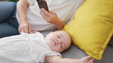 Yorgun anne akıllı telefonuna bir mesaj yazarken masum kızı uykusunda uyuyakalıyor evdeki rahat yatak odalarının huzurlu atmosferine dalıyor..