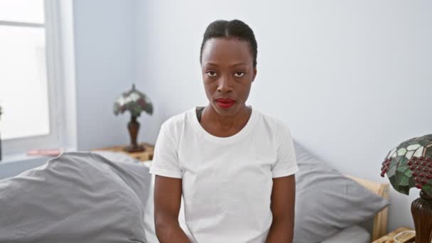 ベッドでアフリカ系アメリカ人女性 手でナイフ切断の喉を模倣 暴力的な侵略の脅威は寝室を満たす — ストック動画