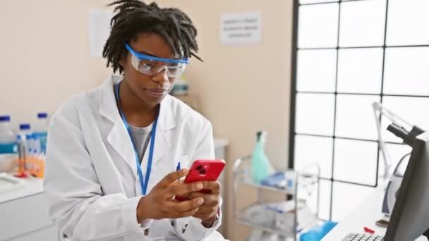 Rasta Saçlı Kendine Güvenen Genç Siyahi Kadın Laboratuvarda Çalışırken Ciddi — Stok video