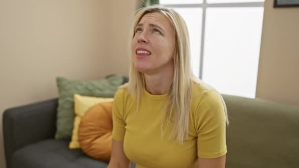 Ursinnig Ung Blond Kvinna Bär Shirt Skriker Frustration Hemma Fånga — Stockvideo