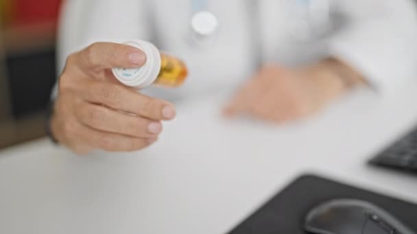 Médecin Amical Examine Bouteille Médicaments Dans Bureau Clinique Bien Éclairé — Video