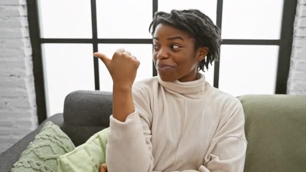 Joyeux Jeune Femme Noire Avec Dreadlocks Confortablement Assis Sur Canapé — Video