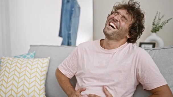 快乐的胡子男人在现代客厅里大笑 表现出放松 快乐和休闲的生活方式 — 图库视频影像